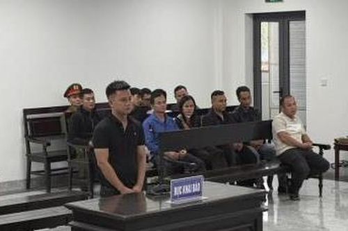 Lãnh án vì 'nói chuyện' bằng dao