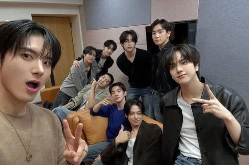 THE BOYZ 'tái khởi động' mạng xã hội