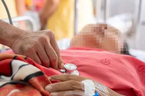 Vụ cây gãy đổ trong cơn mưa tại TPHCM: Người vợ đa chấn thương
