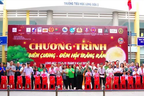 Trao 300 phần quà Trung thu đến trẻ em vùng biển