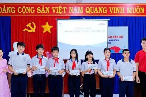 Trung thu ấm áp đến với trẻ em, học sinh có hoàn cảnh khó khăn