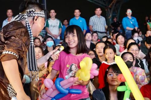 Ấm áp đêm hội trăng rằm cho con công nhân
