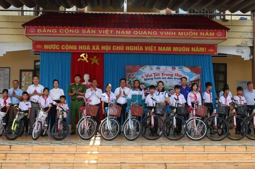 Trung Thu đến sớm với học trò vùng khó Cư Prao