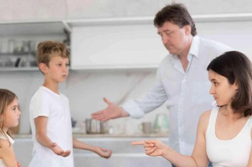 Giải mã tâm lý 'cha mẹ càng cấm, con càng làm'