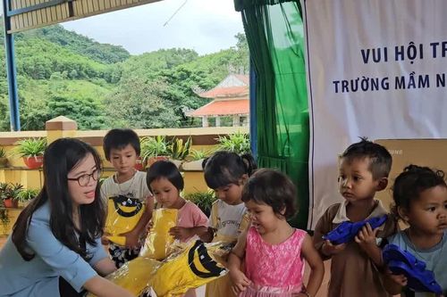 Mang Trung thu yêu thương đến với trẻ em Vân Kiều nơi vùng cao Hướng Phùng