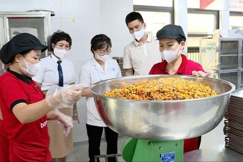 Hà Nội đẩy mạnh giám sát chất lượng bữa ăn bán trú trong trường học