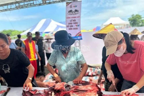 Hải Phòng: Du khách chen chân chi tiền triệu mua thịt Trâu chọi Đồ Sơn lấy may