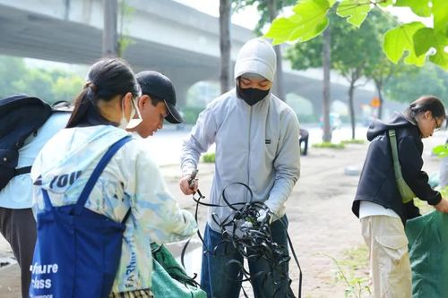 Hơn 550 tình nguyện viên chung tay thu gom 1,7 tấn rác tại Hà Nội