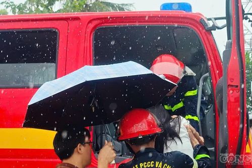 Điều xe cứu nạn đưa thai phụ đến bệnh viện khi đường biến thành 'sông'