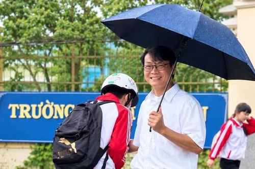 Chào học sinh ở cổng trưởng - thầy Hiệu trưởng cần mẫn gieo mầm yêu thương