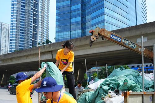 Thu gom 1,7 tấn rác thải nhựa sinh hoạt trong Ngày Dọn rác Thế giới tại Hà Nội