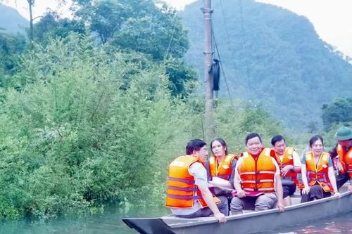 Hơn 300 hộ dân ở Quảng Trị bị nước lũ chia cắt, bộ đội dùng thuyền đưa giáo viên đến trường