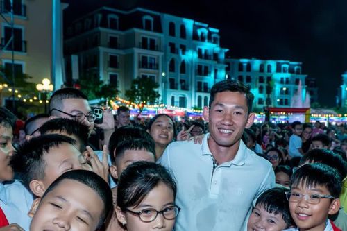 Tiền vệ Hai Long vui cùng em nhỏ tại Lễ hội trăng rằm Quảng Ninh