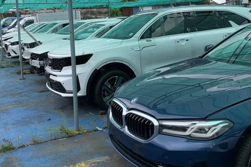 Lô xe ô tô ngập nước lên sàn đấu giá không có khách mua