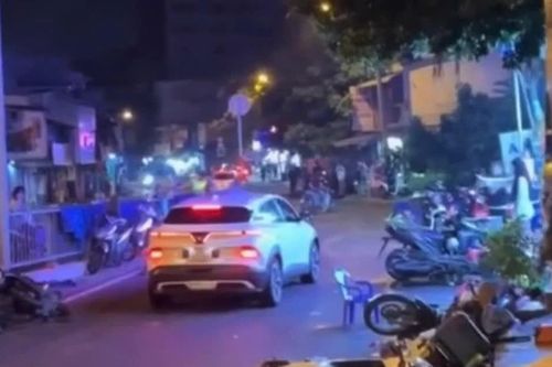 Ô tô lao vào quán nhậu dưới chân cầu ở TPHCM, nhiều người bị thương