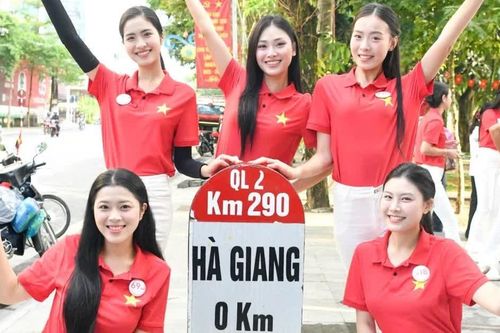 53 cô gái check in tại cột mốc Km0