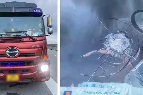 Đang đi trên cao tốc, xe tải bị ném đá vỡ kính