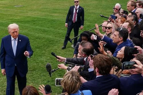 Tổng thống Trump cấm 3 hãng truyền thông lớn vào Nhà Trắng