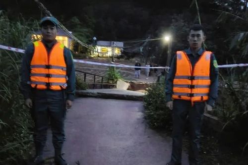 Cầu dân sinh ở Lâm Đồng sập, 35 người dân bị cô lập