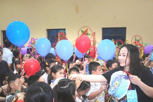 Ấm áp 'Vầng trăng yêu thương' nơi miền biên viễn
