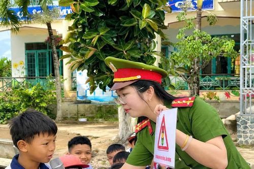 Tiếp tục nâng cao ý thức giao thông cho học sinh