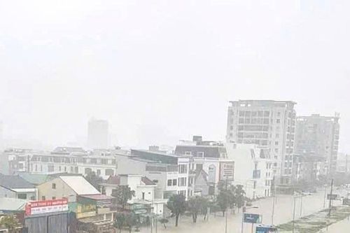 Nghệ An: Mưa lớn gây ngập sâu, nhiều phương tiện mắc kẹt