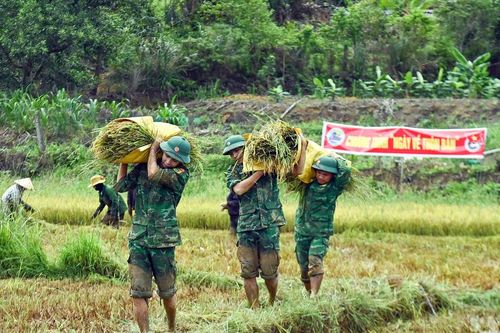 Ấm nghĩa tình 'Ngày về thôn bản'