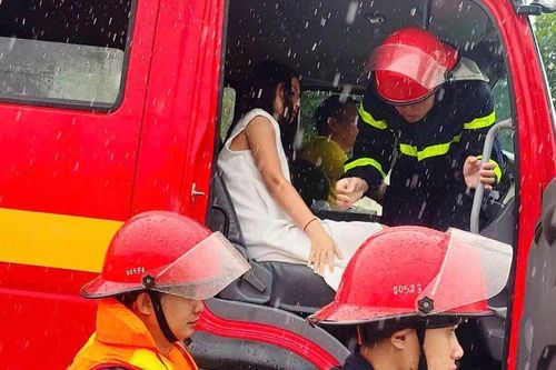 Cảnh sát chữa cháy dùng xe cứu hộ đưa thai phụ vượt vùng ngập nước