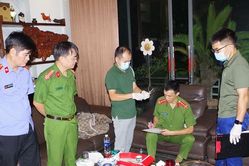 Hình ảnh công an khám xét khẩn cấp nơi ở giang hồ cộm cán 'Đức Cộng' ở Ninh Bình