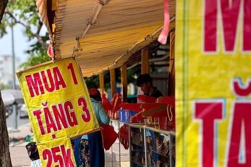 Vừa vào mùa, bánh Trung thu đã có nơi mua 1 được 4