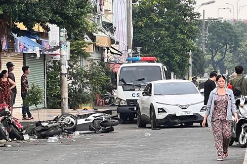 Ô tô bất ngờ tông 5 xe máy trước quán nhậu, người dân giận dữ chặn đầu phương tiện
