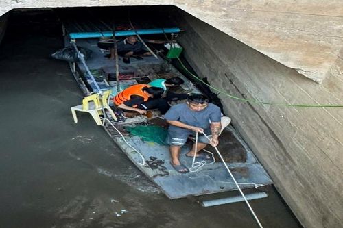 Hai người mắc kẹt trong cống ở Hà Nội