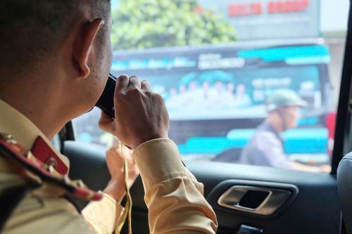 CSGT Hà Nội bí mật ghi hình, xử lý loạt xe limousine đón, trả khách sai quy định