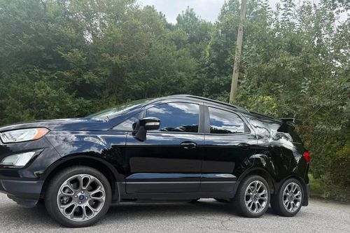 Chiếc Ford EcoSport 'dị hợm' với 6 bánh xe đang được bán đấu giá siêu rẻ