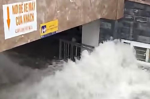 Clip ô tô đi qua tạo sóng làm sập thanh chắn, nước ồ ạt tràn vào hầm chung cư