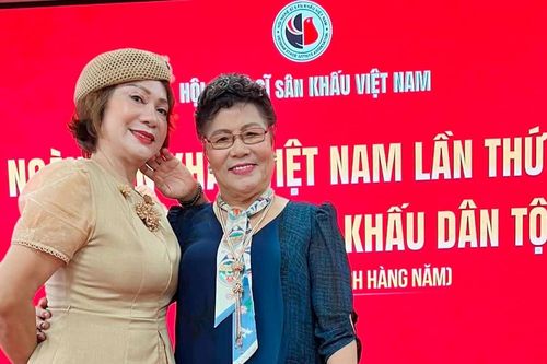 NSND Hương Dung và NSND Tâm Chính vui mừng ngày hội ngộ