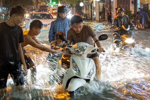 Điểm tên khu vực mưa lớn xối xả chiều tối 19/9, TPHCM nguy cơ ngập úng