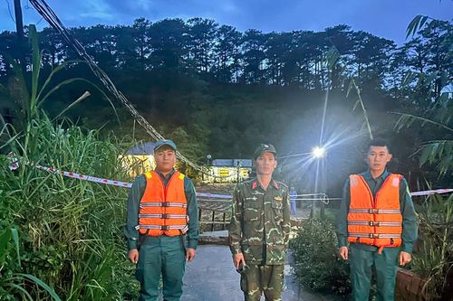 Sạt lở làm sập cầu, nhiều hộ dân ở Lâm Đồng bị cô lập