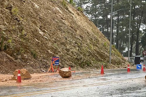 Sạt lở đèo Prenn, nhiều ô tô phanh gấp né đá tảng lăn xuống đường