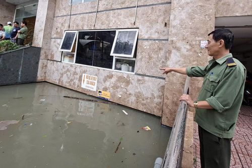 Hầm chung cư ngập sâu 2m, khoảng 30 xe máy cùng nhiều tài sản bị nhấm chìm