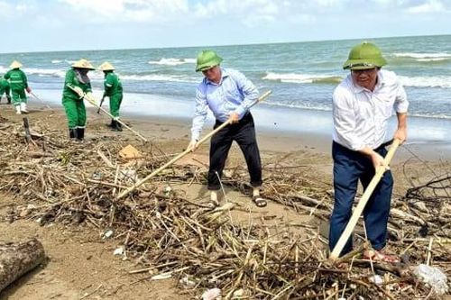 Sầm Sơn khẩn trương dọn sạch bãi biển ngập rác sau mưa lũ