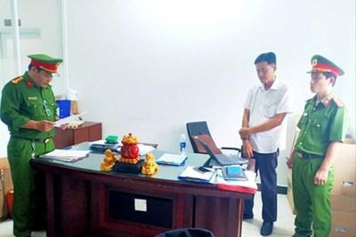 Khởi tố Phó Giám đốc cùng 2 thuộc cấp tội 'Gây ô nhiễm môi trường'