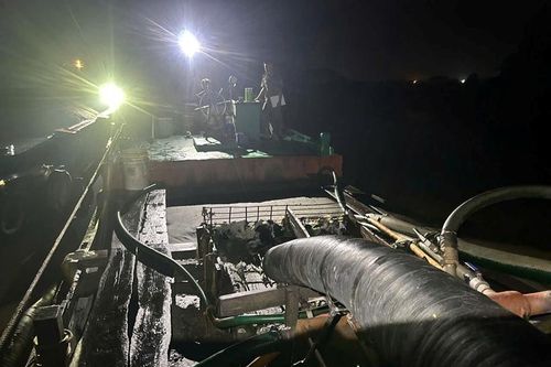 Phát hiện phương tiện vận chuyển cát không rõ nguồn gốc trên sông Hàm Luông