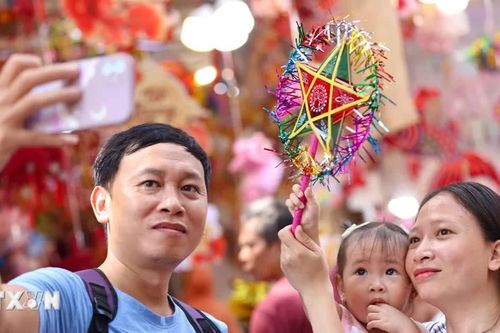 Hà Nội: Trẻ em háo hức theo bố mẹ đi chợ Trung Thu truyền thống phố Hàng Mã
