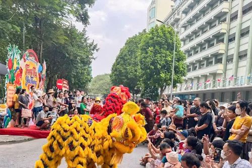 Hàng nghìn bệnh nhi với những phần quà ở Hội chợ Trung thu yêu thương