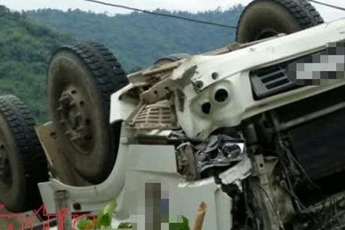 Lật xe đầu kéo tại Cao Bằng khiến 3 người tử vong
