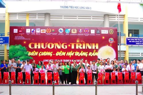 Đem Trung thu đến với thiếu nhi khu vực biên giới biển