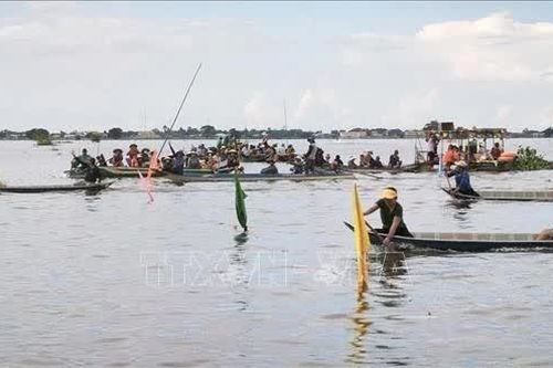 An Giang: Hàng nghìn người tham gia lễ hội mùa nước nổi xã Phú Hữu