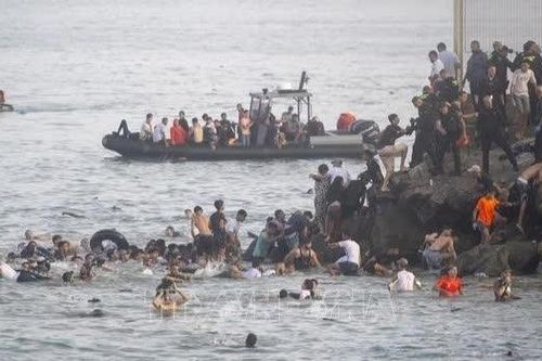 Trên 2.000 người di cư tại Ceuta phải quay trở lại các bãi biển