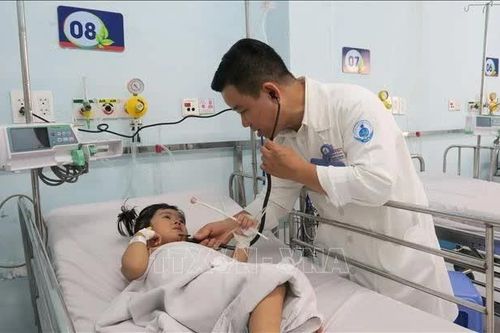 Bệnh tay chân miệng vào mùa, xuất hiện nhiều ca nặng phải thở máy